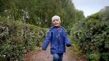 公园花园里的<strong>丛林迷宫</strong>或<strong>迷宫</strong>中欢快的微笑男孩奔跑的4k视频
